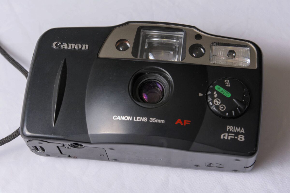 Questa fotocamera analogica era in voga verso la fine degli anni \'90. Le macchine compatte riscossero un vasto successo di pubblico proprio per la loro maneggevolezza e l'ingombro ridotto