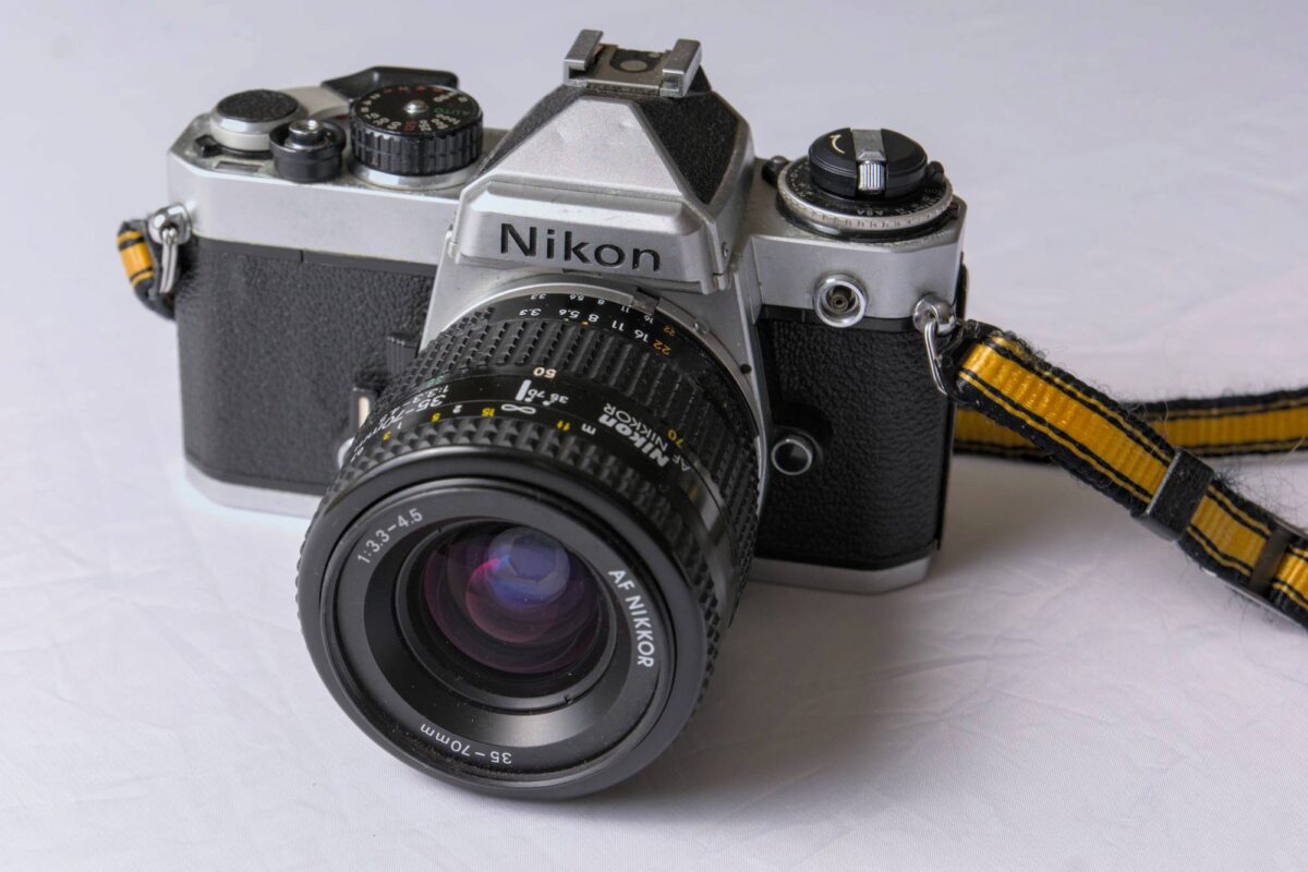 Una Nikon FM, l'ultima fotocamera completamente meccanica della casa giapponese