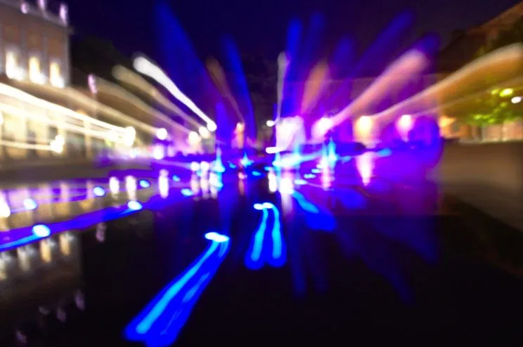 Reggio Emilia, zoomata notturna sulla fontana di fronte al Teatro Valli.