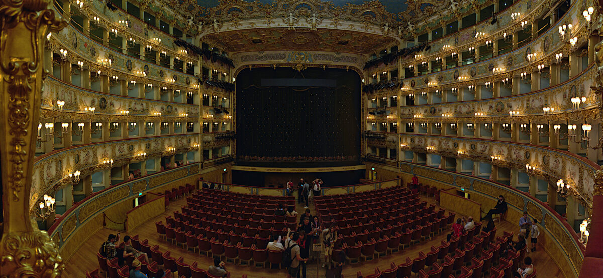 L'interno del teatro La Fenice a Venezia. Mai il nome fu più significativo!