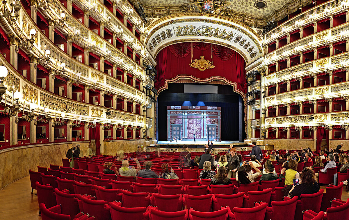 L'interno luminosissimo del teatro San Carlo a Napoli