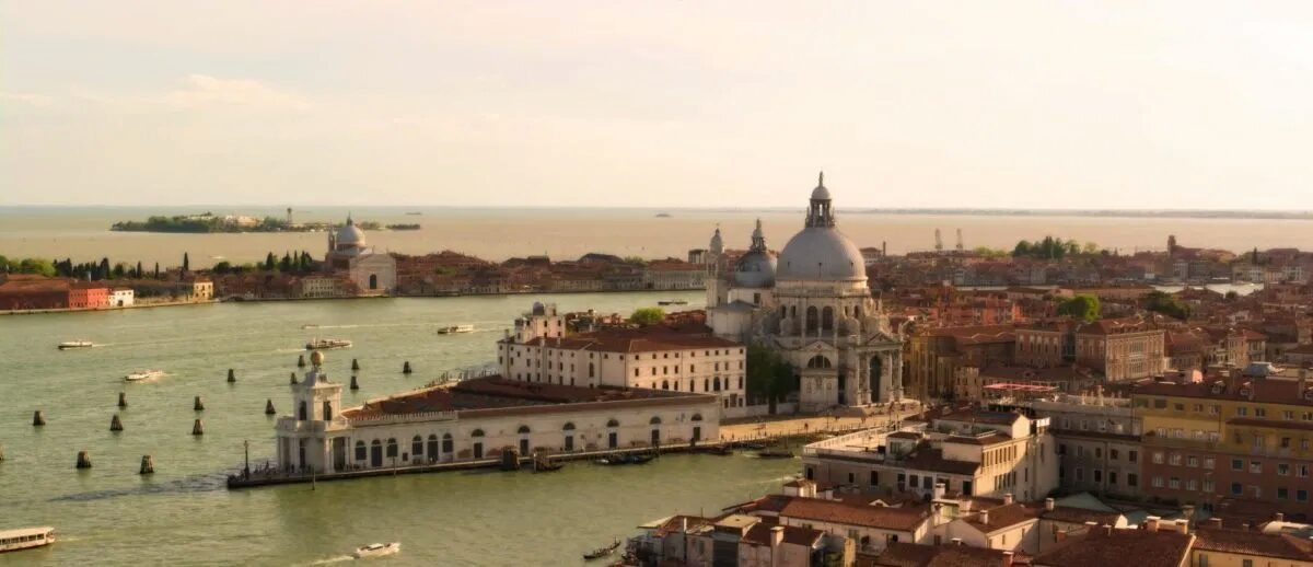 Un panorama di Venezia fotografato dalla sommità del campanile di San Marco