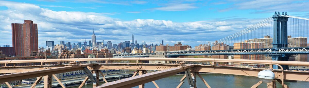 Un panorama di NYC scattato dalla passerella pedonale del ponte di Brooklyn