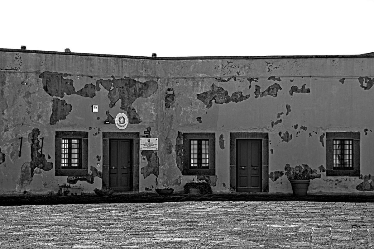 Nel cortile interno di Castel Sant'Elmo (Napoli) si può ammirare questa bellissima caserma dei Carabinieri