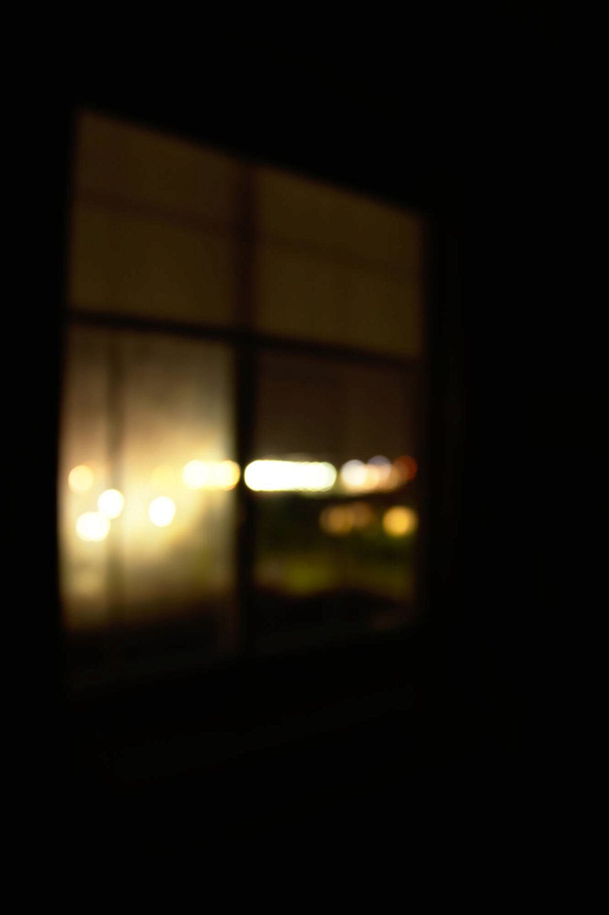 finestra su una stanza buia