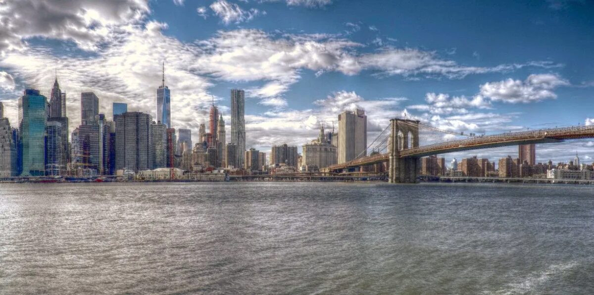 Il profilo famosissimo dell'isola di Manhattan visto dalla sponda di Brooklyn