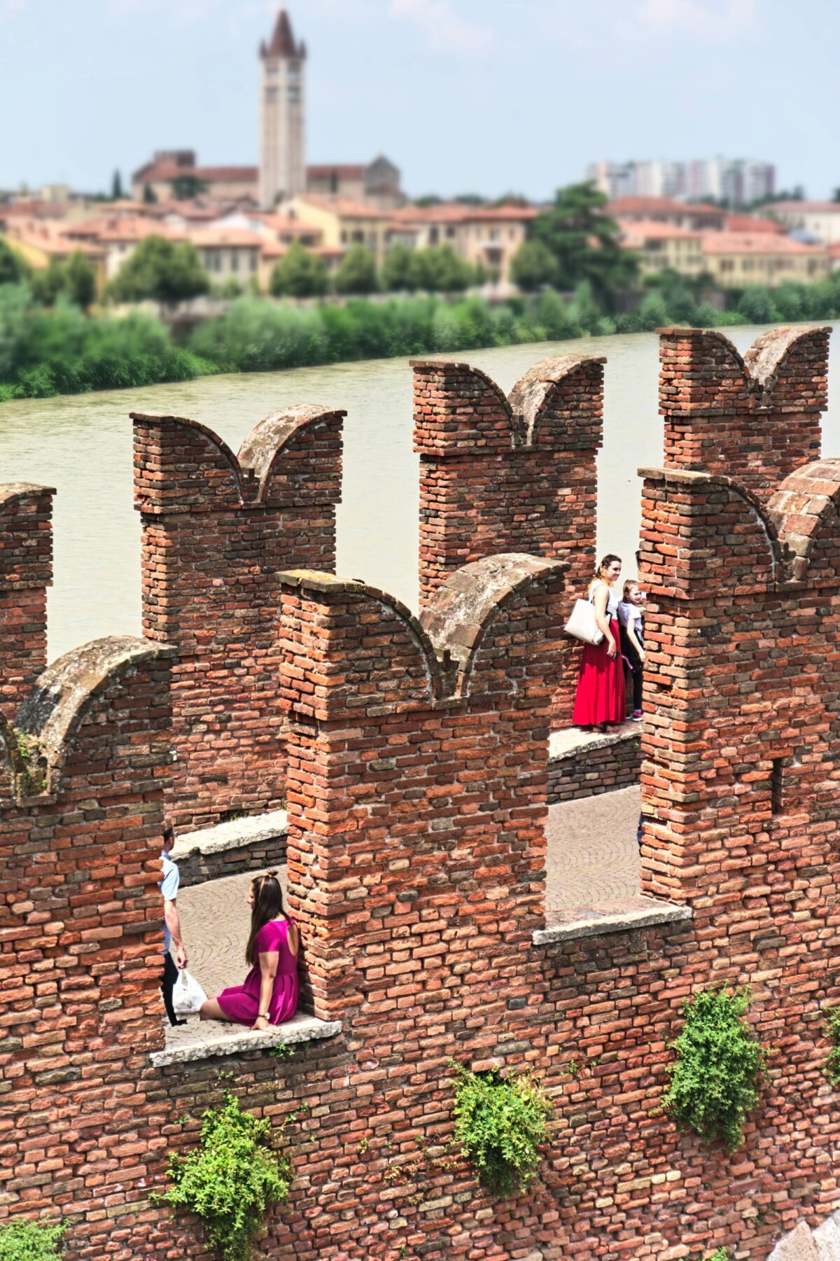 I turisti sul Ponte di Castelvecchio isolati gli uni dagli altri dai massicci merli di mattoni