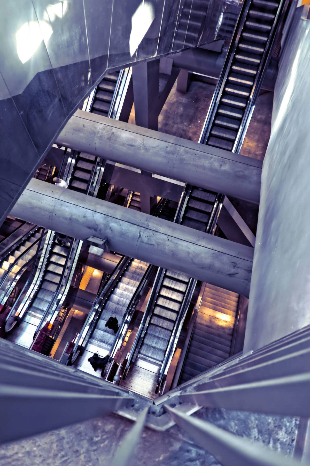 Le scale scendono all'interno del pozzo per decine di metri ingoiando i passeggeri
