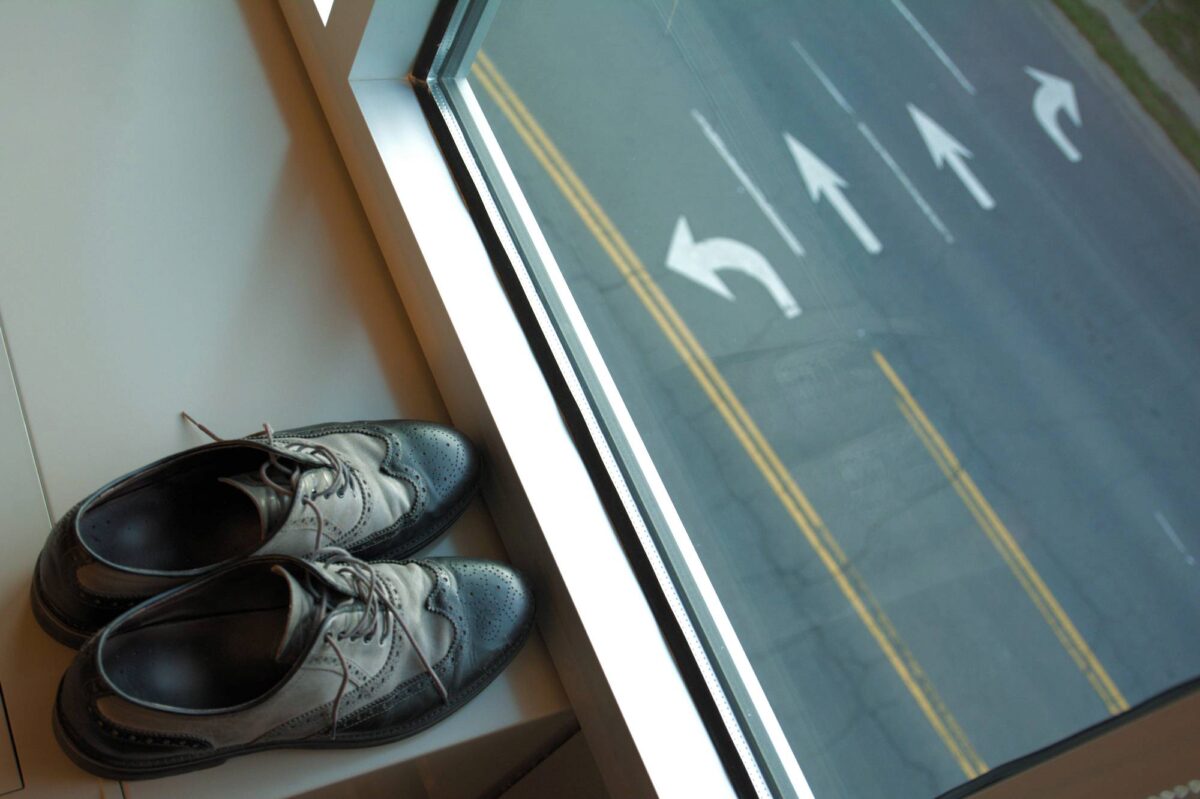 Un paio di scarpe aspetta di essere indossato per uscire dalla stanza ed esplorare l'esterno