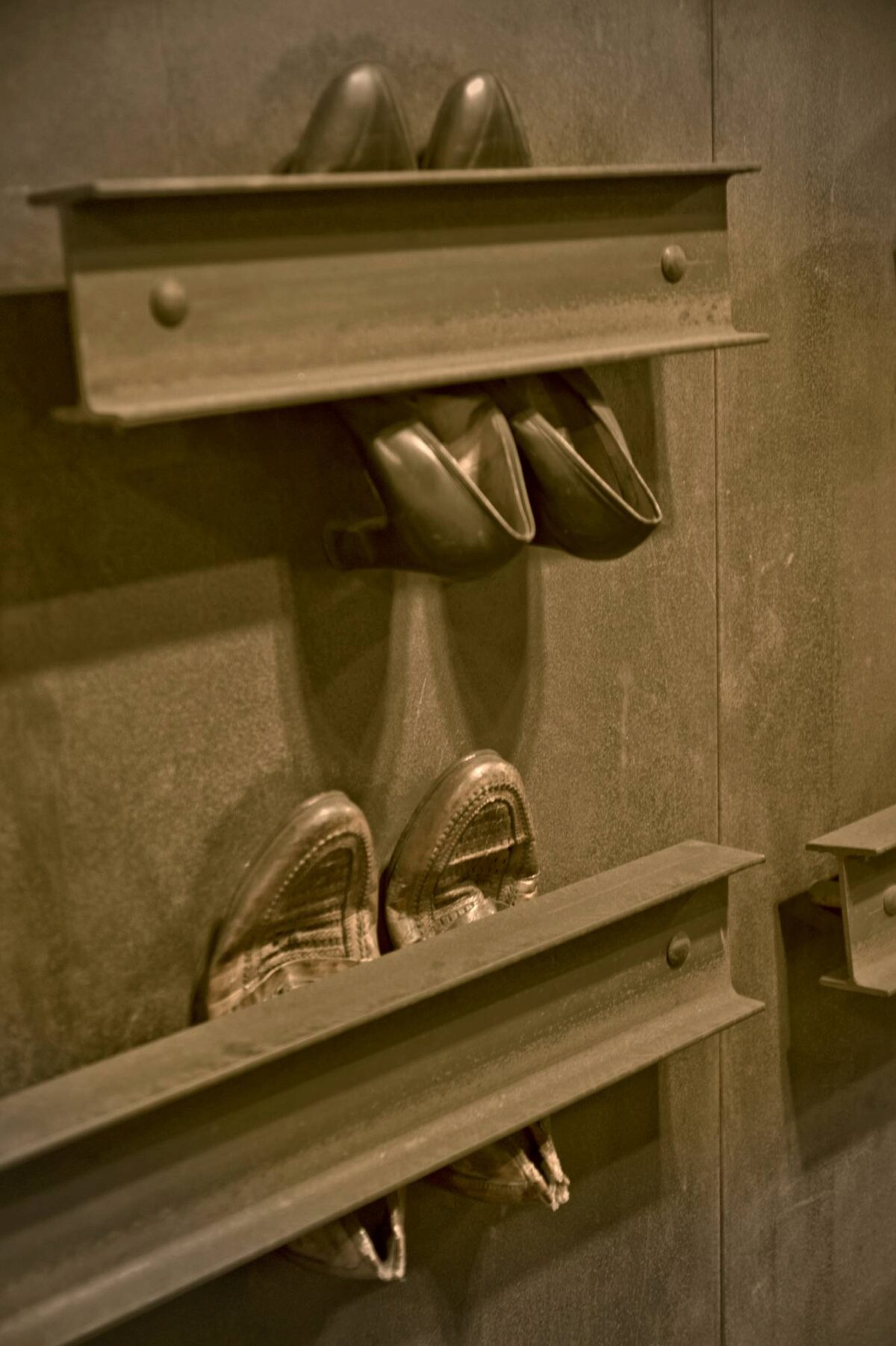 Vecchie scarpe inchiodate alla parete a ricordare tutti i passi dei viaggiatori