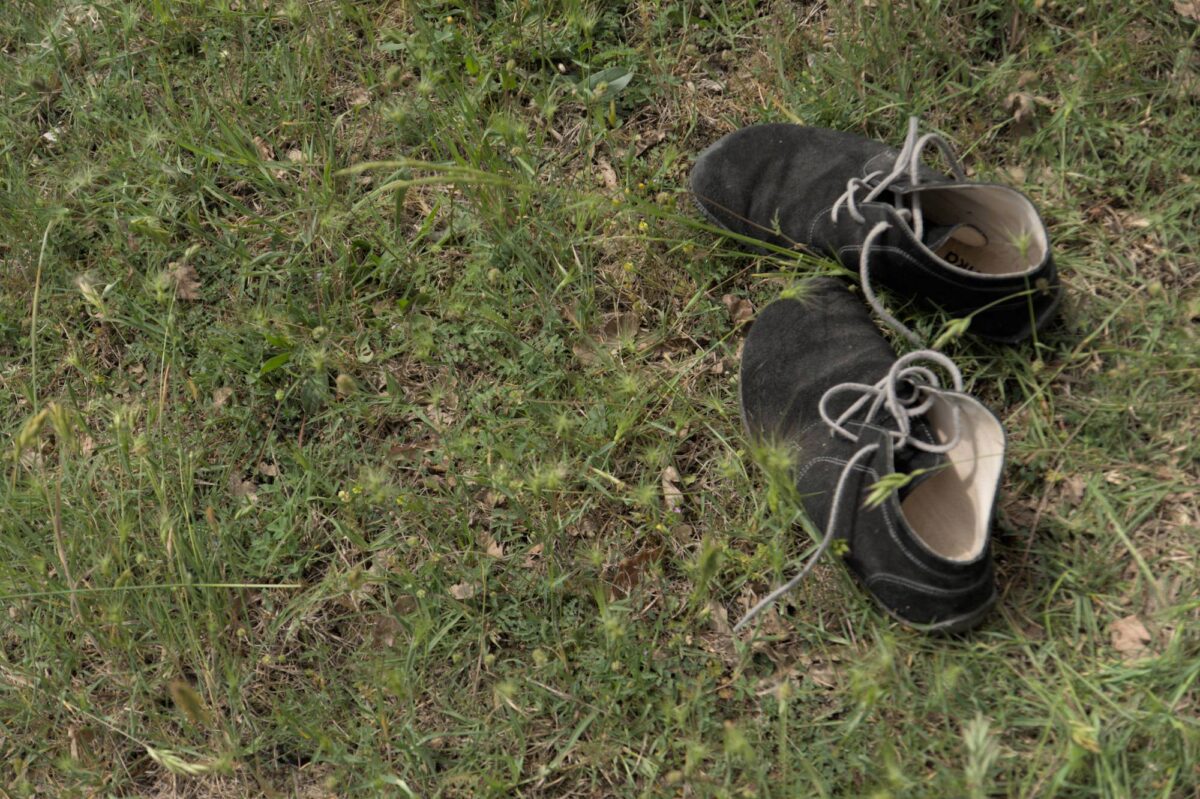 Le scarpe barefoot che abbiamo usato per la nostra passeggiata. In questo modo la camminata è naturale e il contatto con la terra più stretto e simile a ciò che provavano i nostri avi percorrendo gli stessi sentieri.