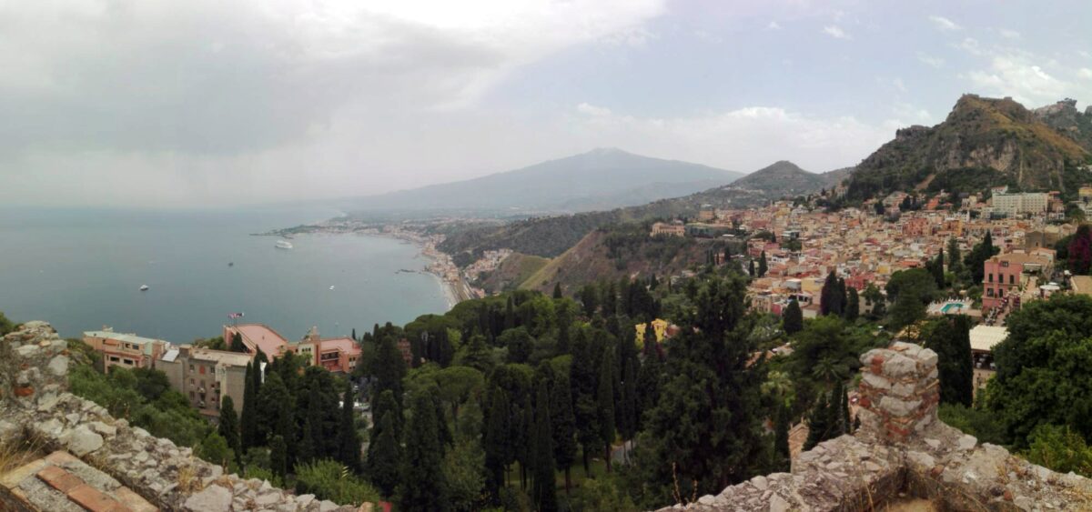 Dall'alto del teatro greco si domina Taormina e il suo golfo. In lontananza la sagoma inconfondibile dell'Etna