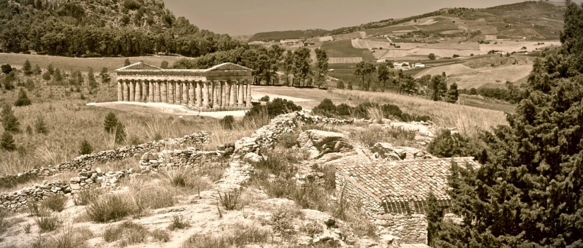 Segesta (Trapani), nel mezzo della valle bruciata dal sole il tempio si erge maestoso guardiano di tutto questo silenzio