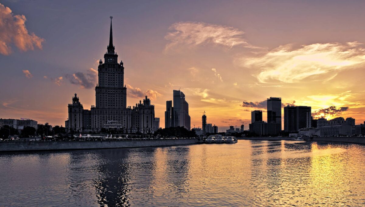 Tramonto sul fiume Moscova (Mosca - Russia). A sinistra uno dei sette grattacieli staliniani che oggi ospita l'hotel Ukraina. Sullo sfondo i grattacieli di Moscow City