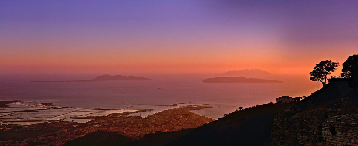 Trapani al tramonto ripreso dalla collina di Erice. Sullo sfondo le isole Egadi