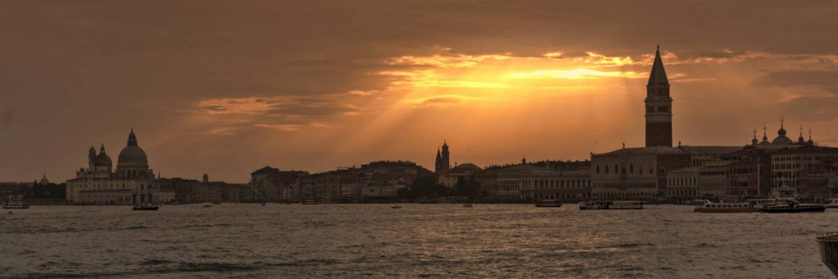 La fine di un breve temporale regala una magnifica veduta di Venezia illuminata dai raggi del sole al tramonto