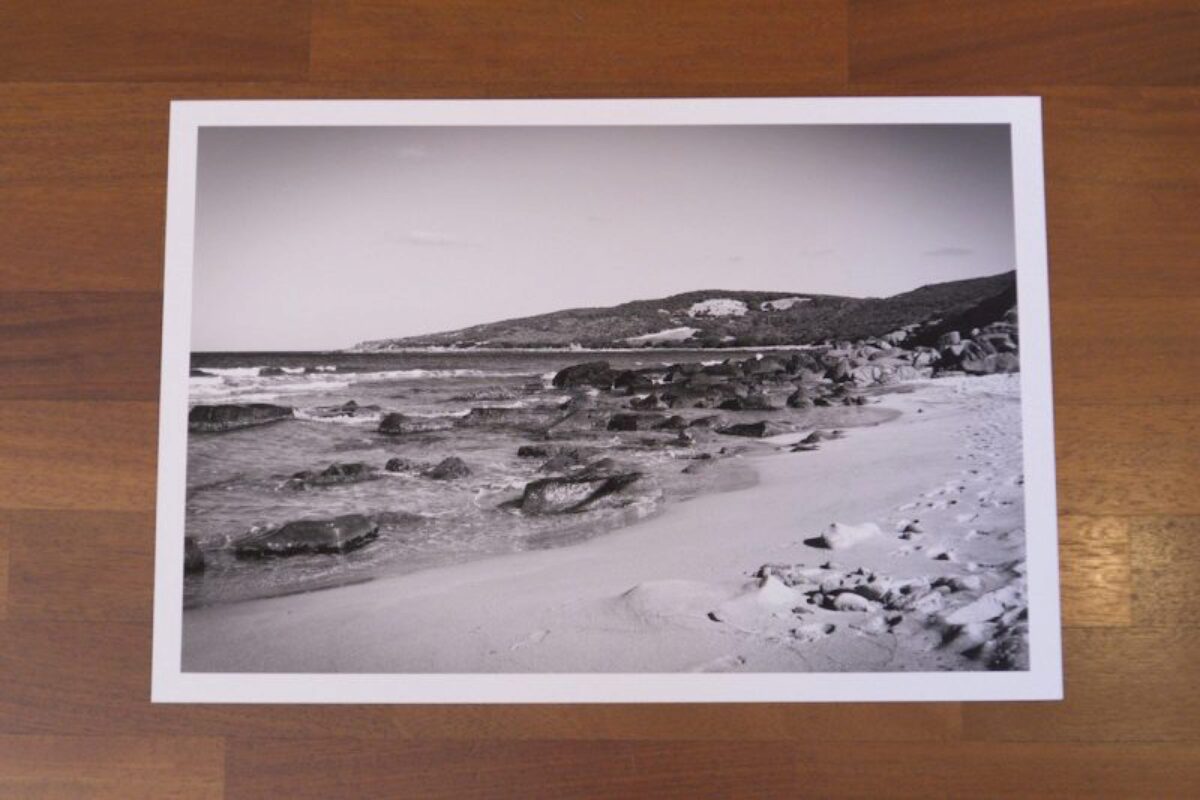 La stampa Fine Art è famosa al grande pubblico per il bianco e nero. In questo caso una piccola e deserta spiaggia sarda. Eppure anche il colore è in grado di regalare grosse soddisfazioni, ad esempio per i ritratti